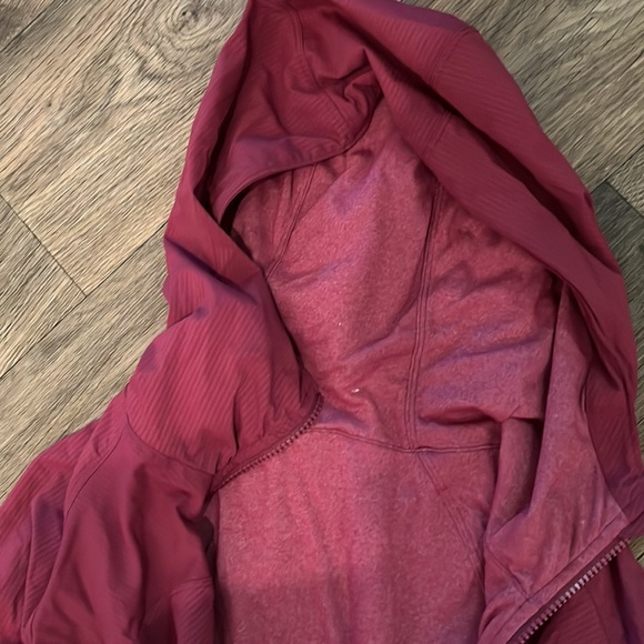 Lululemon reversible hooded jacket in magenta. Has thumb holes. Size 8. - Picture 4 of 7